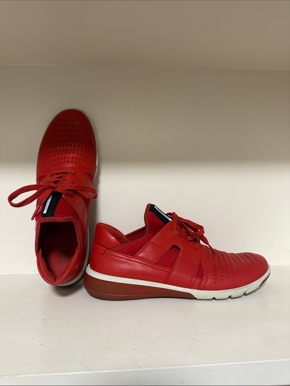 Ecco Men’s Red Perforated Leather Lace-Up Sneakers